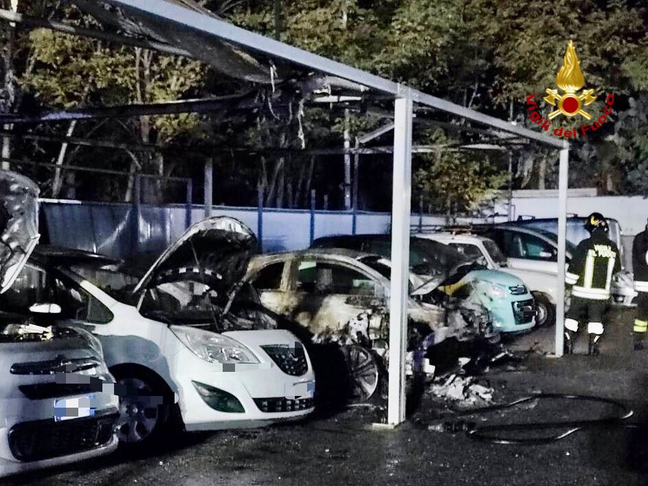 Messina - Mili, in fiamme 6 auto esposte in concessionaria 1 Mili, in fiamme 6 auto esposte in concessionaria