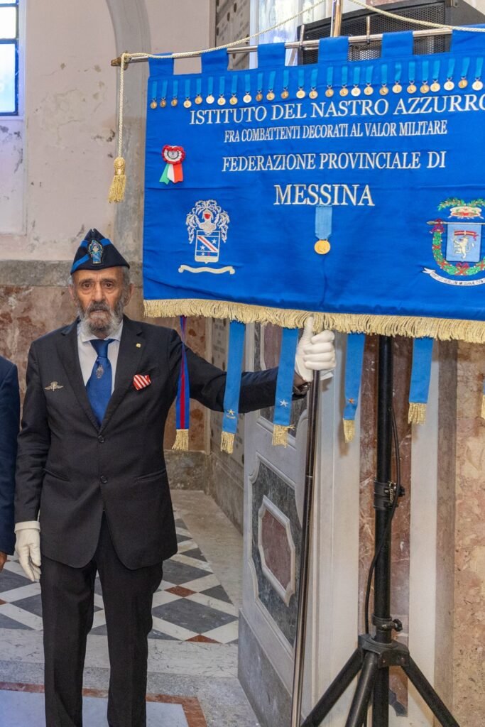 Il labaro del Nastro Azzurro retto dallalfiere Valentino Mento