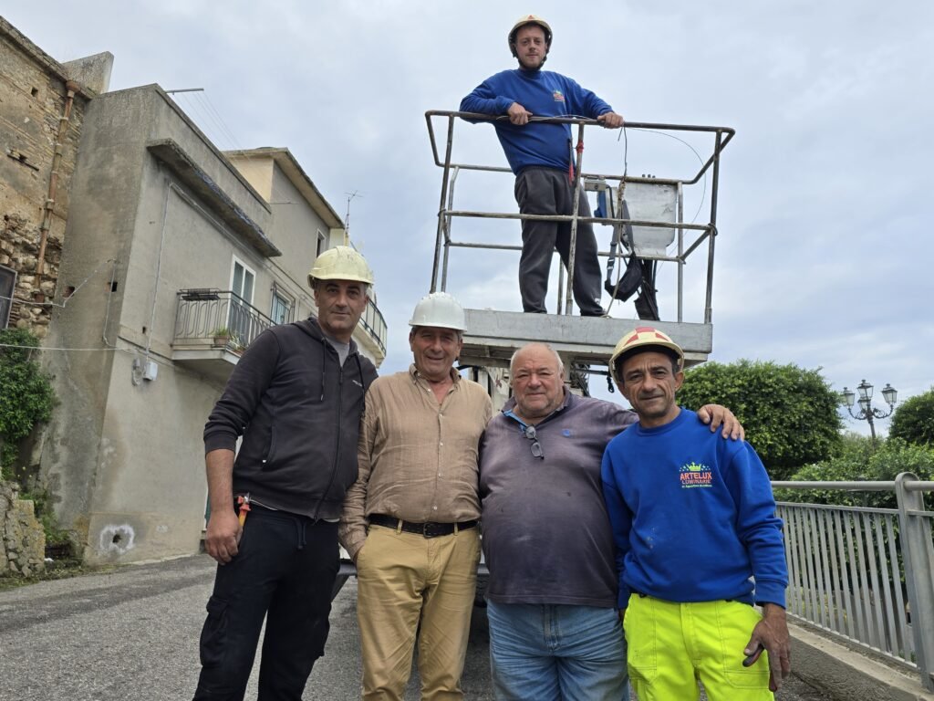 Termina oggi l'illuminazione natalizia di Spadafora a costo ZERO grazie a MCL. 2 San Martino schifino pistone 9