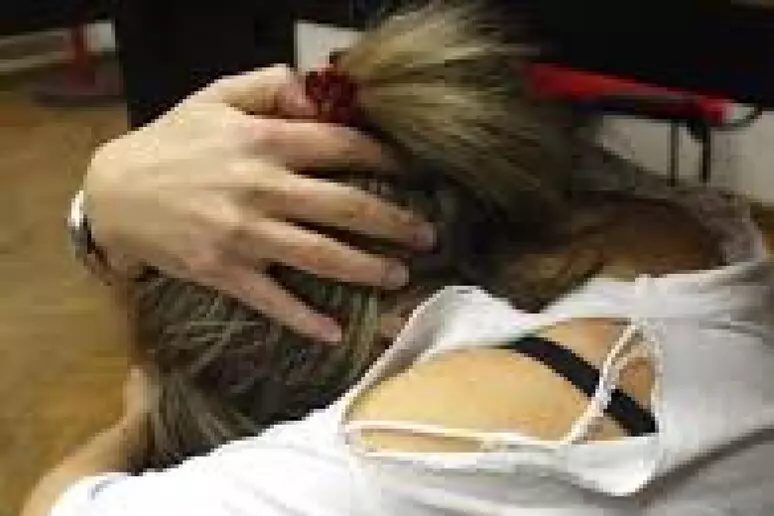 Abusi sulla figlia minore della compagna, arrestato a Gela