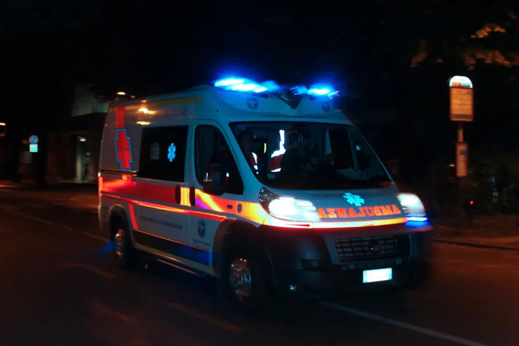 Bidello cade dal tetto e muore, al lavoro per arrotondare 3 ambulanza