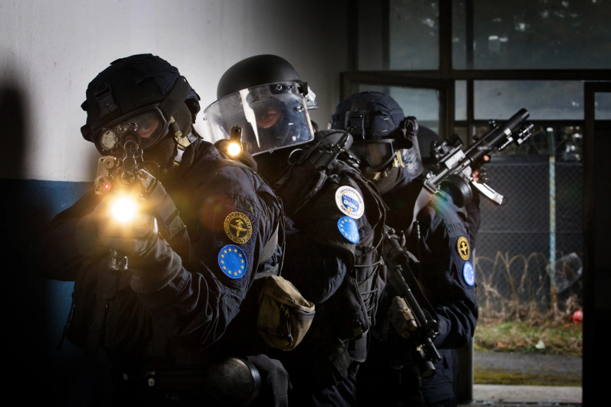 Sequestrarono giovane per un debito di droga, 9 arresti di cui 4 minori 8 carabinieri ros8