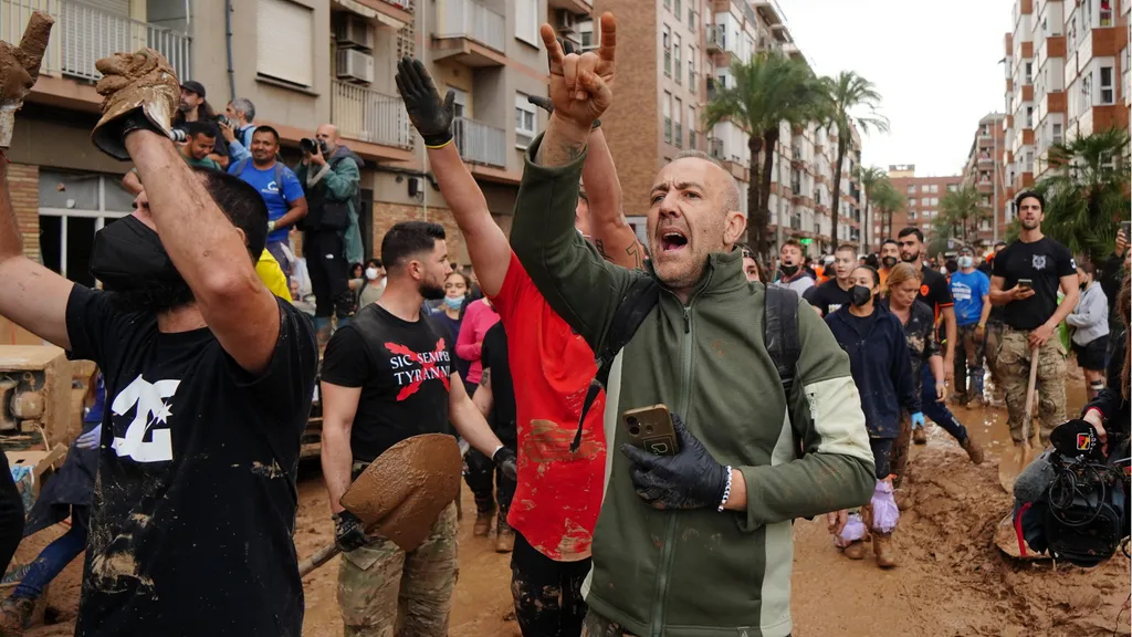 La disperazione dei valenciani, fango e insulti ai reali e a Sanchez 3 contestazione sanchez