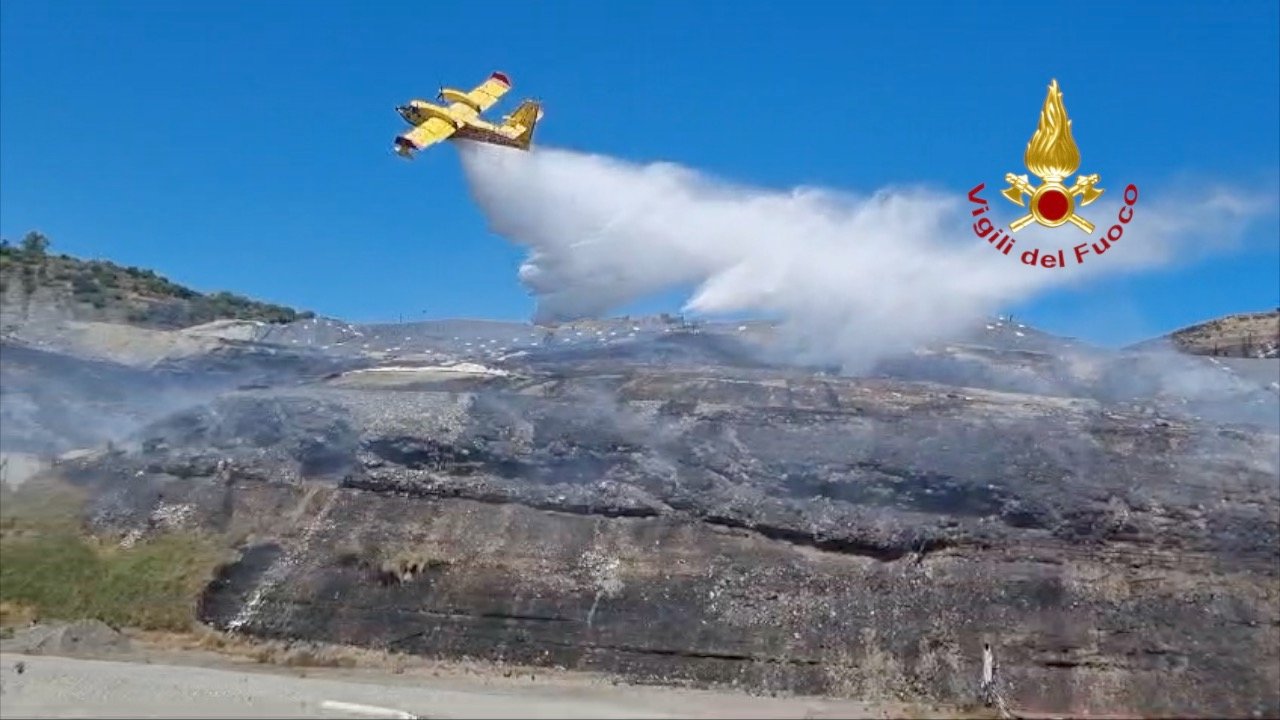 incendio discarica mazzarrà