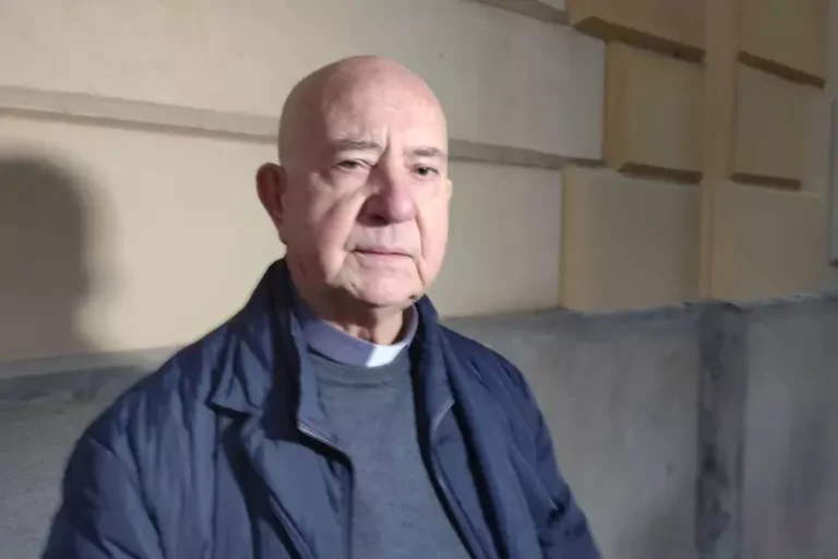 Don Antonio Nuara raccoglie abiti da sposa usati da dare a donne povere