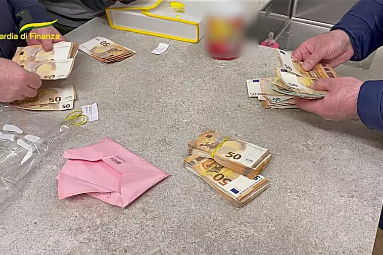Fatture false e crediti illeciti: operazione della Guardia di Finanza con 29 indagati 15 misure cautelari 1 fatture false