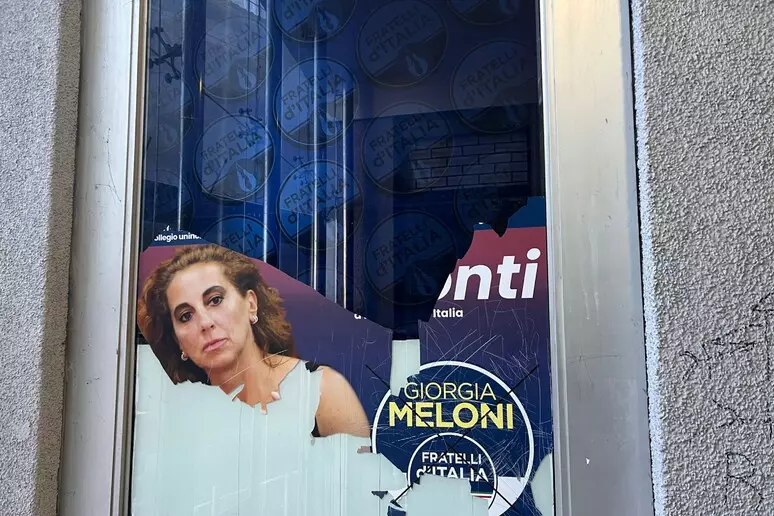 Vandalizzata sede di Catanzaro di Fratelli d'Italia 3 fdi sede cosenza