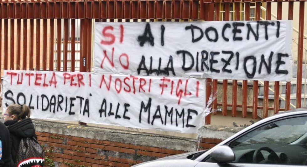 Prof aggredita, 5 genitori denunciano le molestie: “Ci sono chat e audio” 1 foto striscioni scuola 1024x559 1