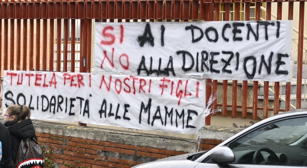 Prof aggredita, 5 genitori denunciano le molestie: “Ci sono chat e audio” 2 foto striscioni scuola 1024x559 1