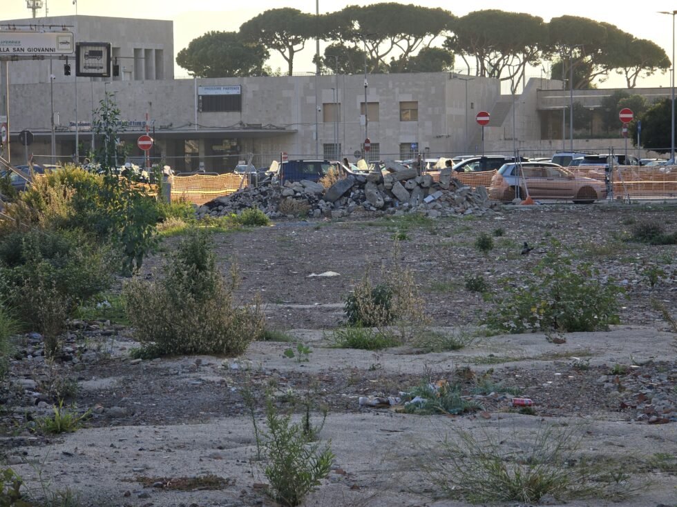 Che fine ha fatto l'I-HUB "invisibile"? Solo macerie, spazzatura ed una reclame che dura da 2 anni 1 ihub 2