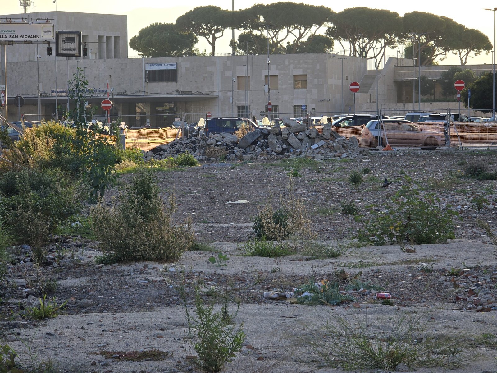 Che fine ha fatto l'I-HUB "invisibile"? Solo macerie, spazzatura ed una reclame che dura da 2 anni 23 ihub 2 scaled