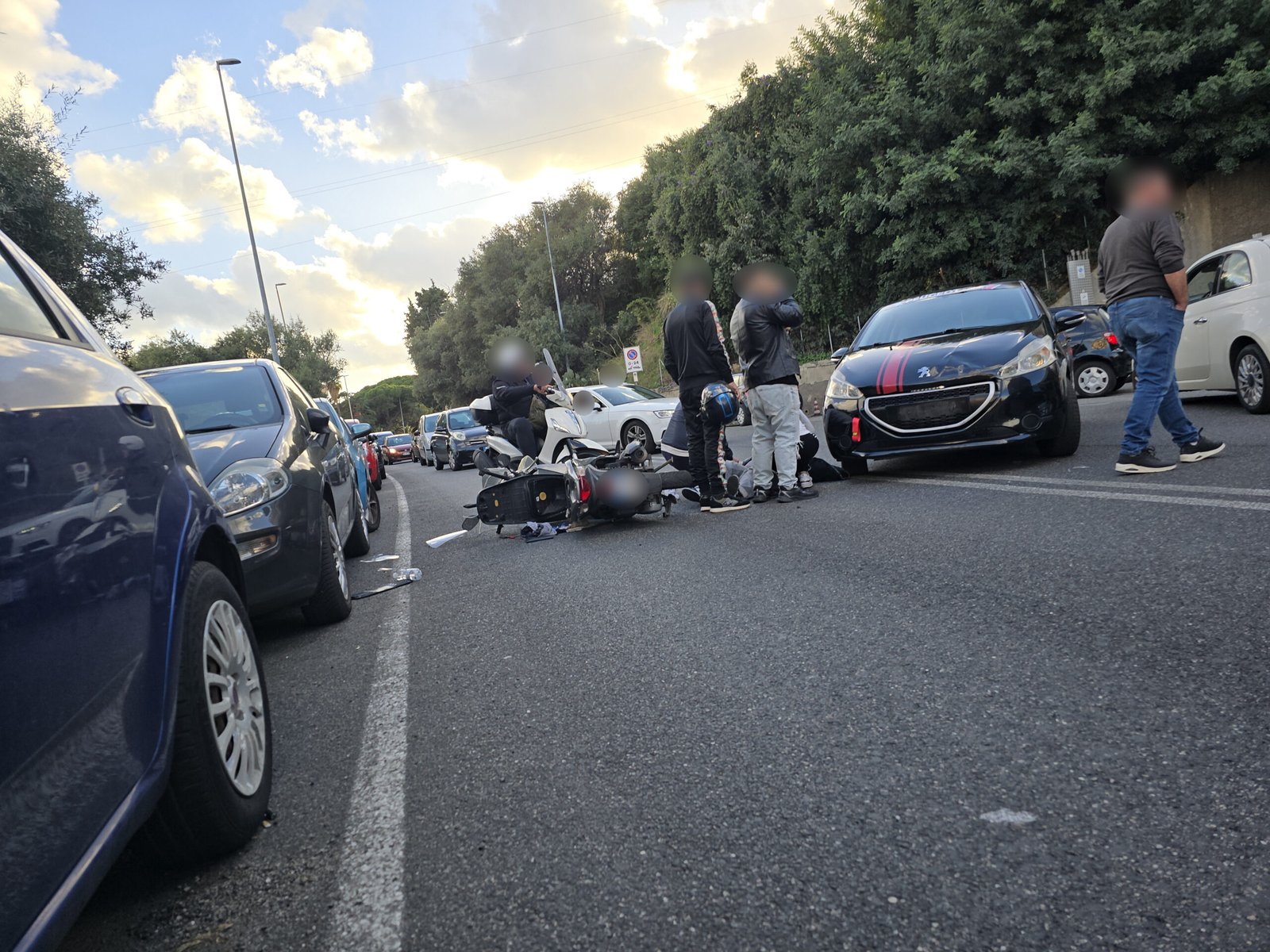 Incidente in via Adolfo Celi: ragazza con scooter centrata da un'auto 3 incidente via celi 2 copia scaled