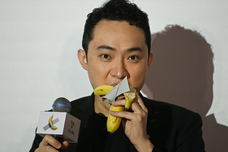 Mangiata la banana più cara del mondo. Quella di Cattelan, pagata 6,2 milioni. La storia... 1 justin sun afp banana cattelan