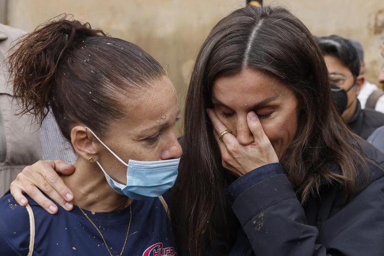 La disperazione dei valenciani, fango e insulti ai reali e a Sanchez 4 letizia spagna oggi ipa afp