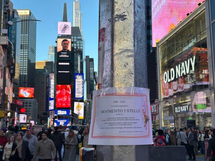 'Il M5S è morto', spunta manifesto funebre da Roma a New York 1 m5s funebre