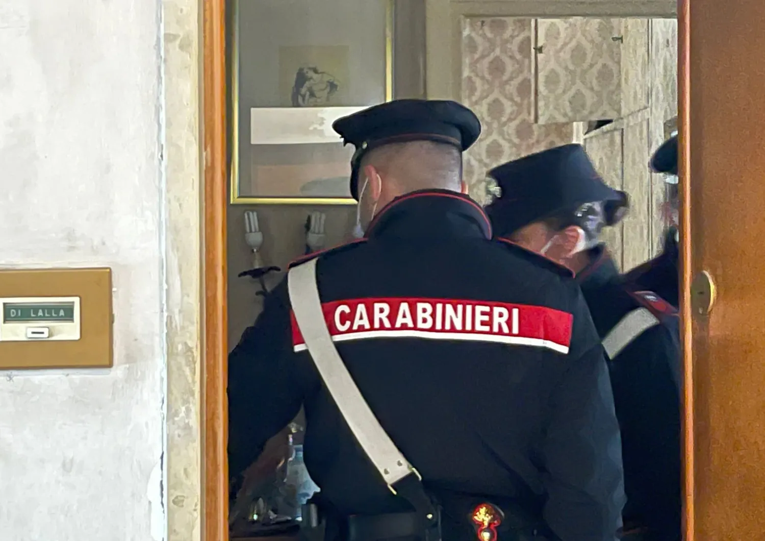 madre annega la figlia e si ferisce