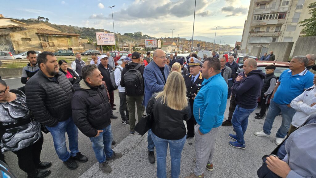 Messina - Giostra, Mercatino domenicale sospeso. Composta protesta ed intervento domenicale dell'assessore Finocchiaro 4 mercato domenica protesta 3