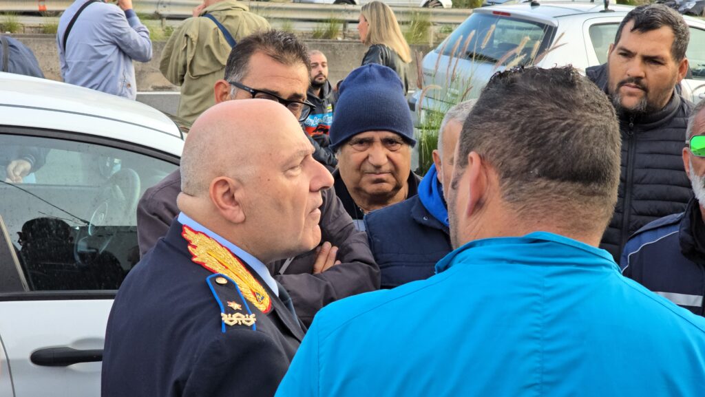 Messina - Giostra, Mercatino domenicale sospeso. Composta protesta ed intervento domenicale dell'assessore Finocchiaro 3 mercato domenica protesta 5