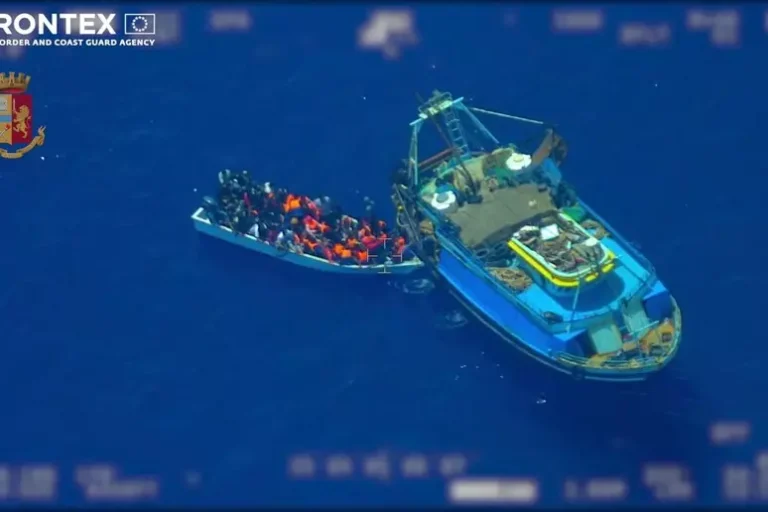 Migranti su peschereccio tunisino, fermati tre scafisti