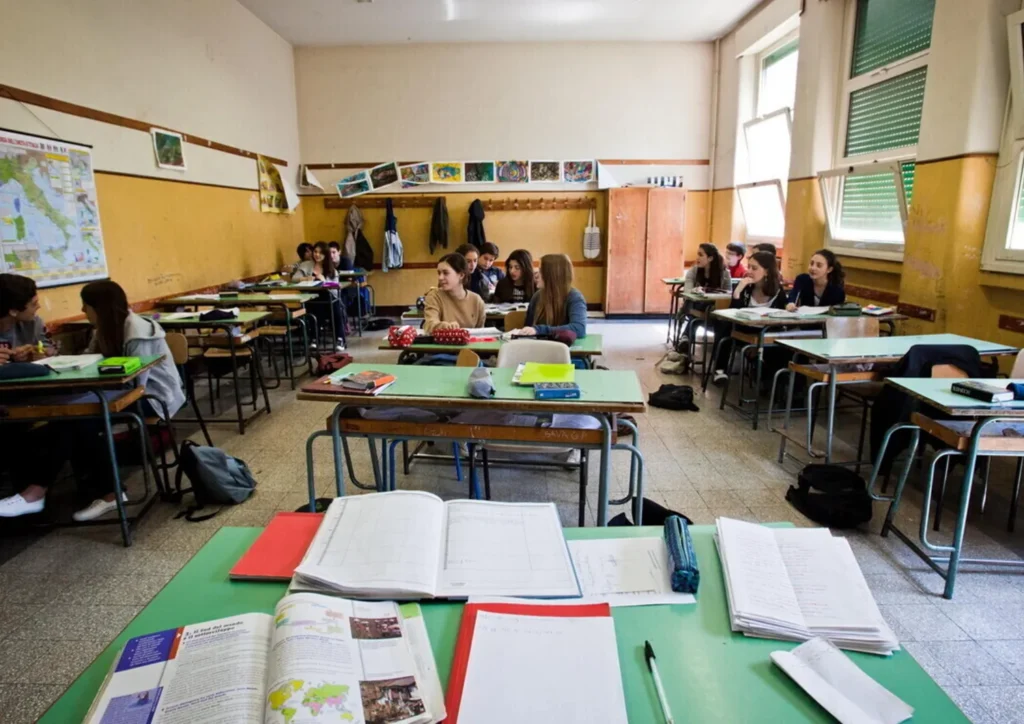 Trenta mamme irrompono in una scuola media e picchiano l'insegnante di sostegno 2 scuola classe castellammare