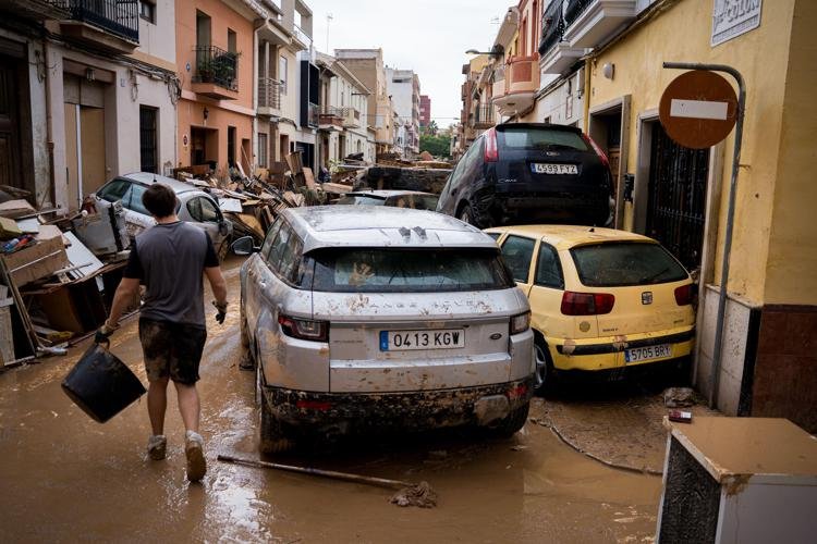 La disperazione dei valenciani, fango e insulti ai reali e a Sanchez 2 valencia auto 4 fg
