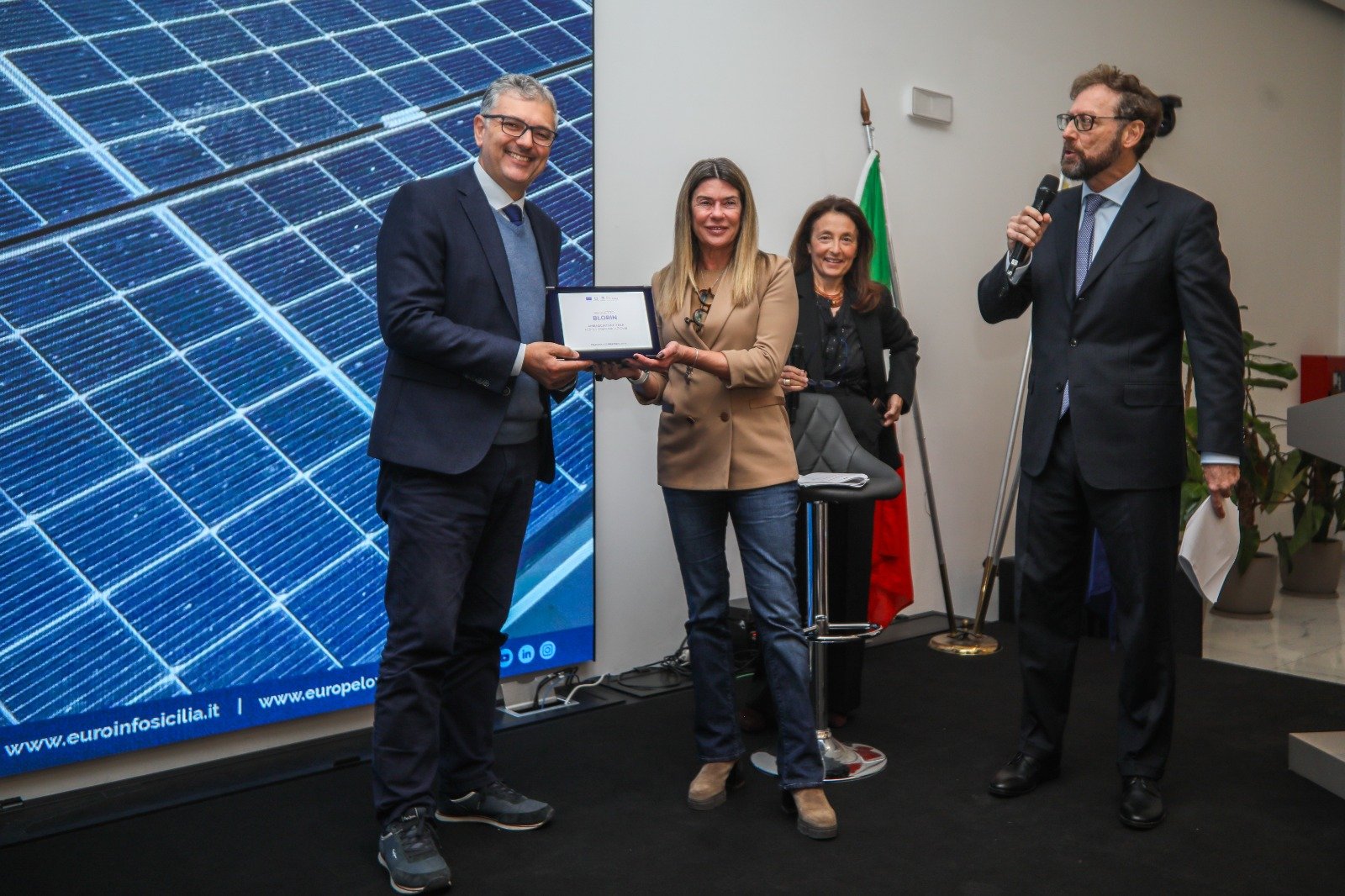 Amata consegna il premio Ambasciatore Fesr allUniversita di Palermo per il progetto Blorin