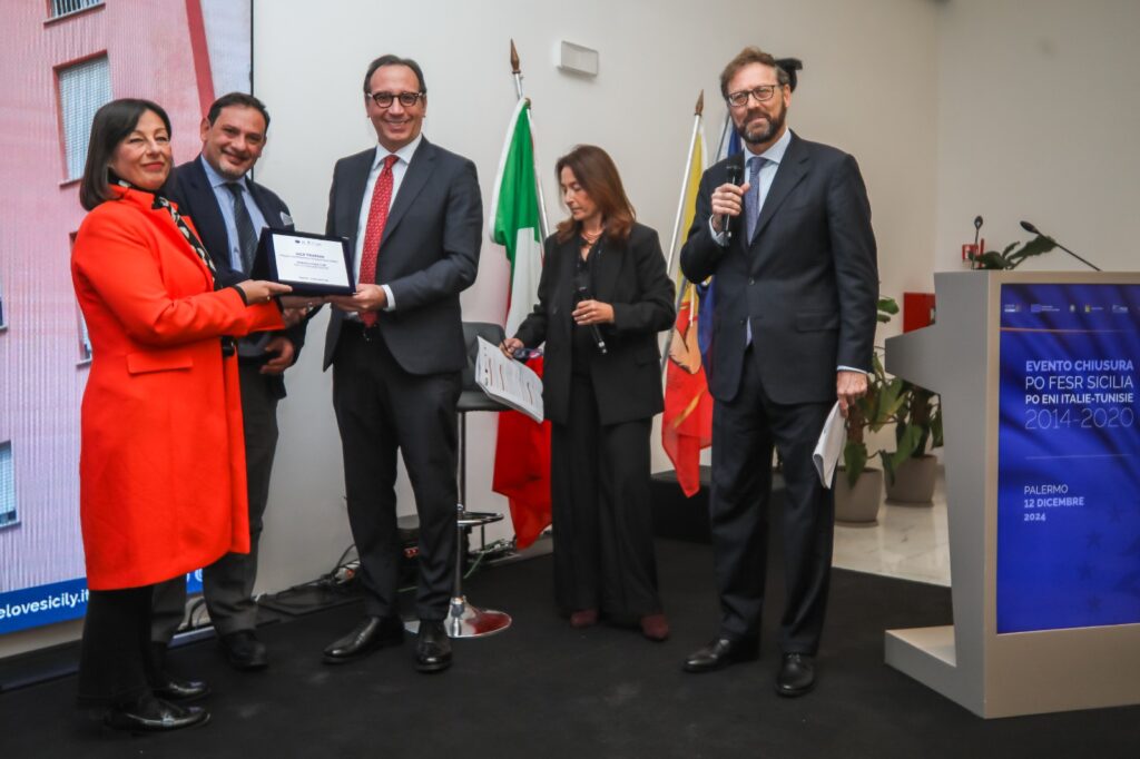 Fondi Ue, chiusura Po Fesr 2014-2020, spese tutte le risorse. Schifani: «Una sfida vinta grazie a impegno e collaborazione» 2 Arico consegna il premio Ambasciatore Fesr allo Iacp Trapani