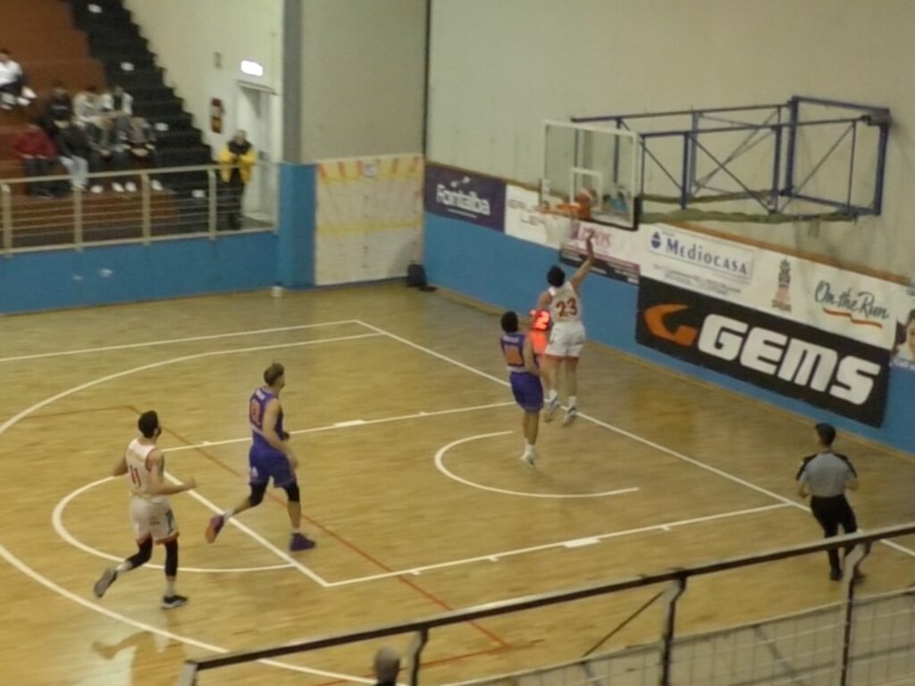 Basket School Messina Promobasket Marigliano Un canestro di Busco