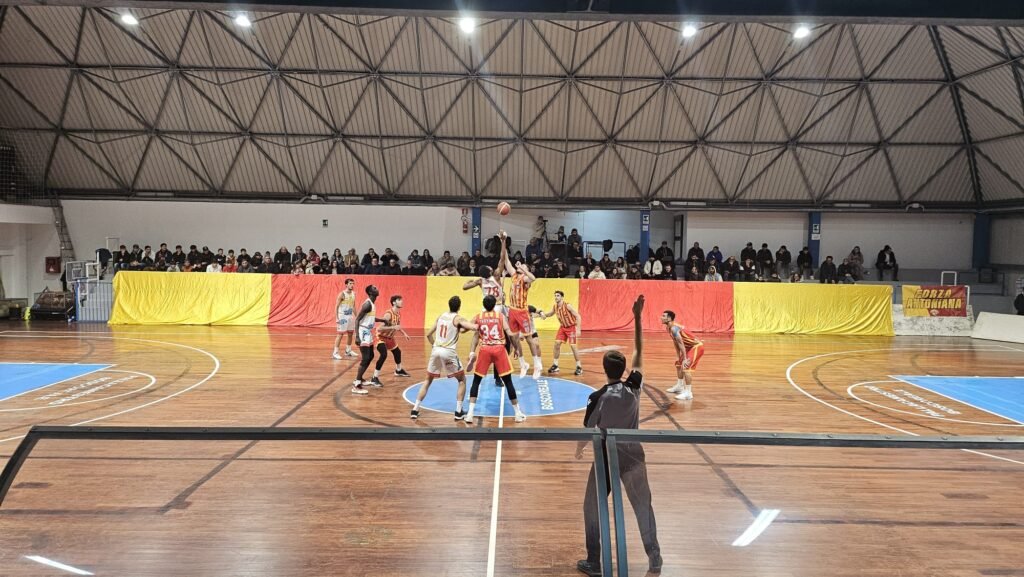 Pallacanestro Antoniana-Basket School Messina - La palla a due