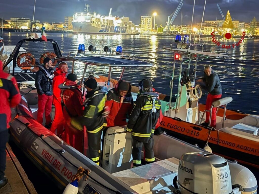 Comando VF di Messina, dal 9 al 20 dicembre 2024 si è svolto il corso di patente nautica di seconda categoria. 3 WhatsApp Image 2024 12 22 at 15.50.03