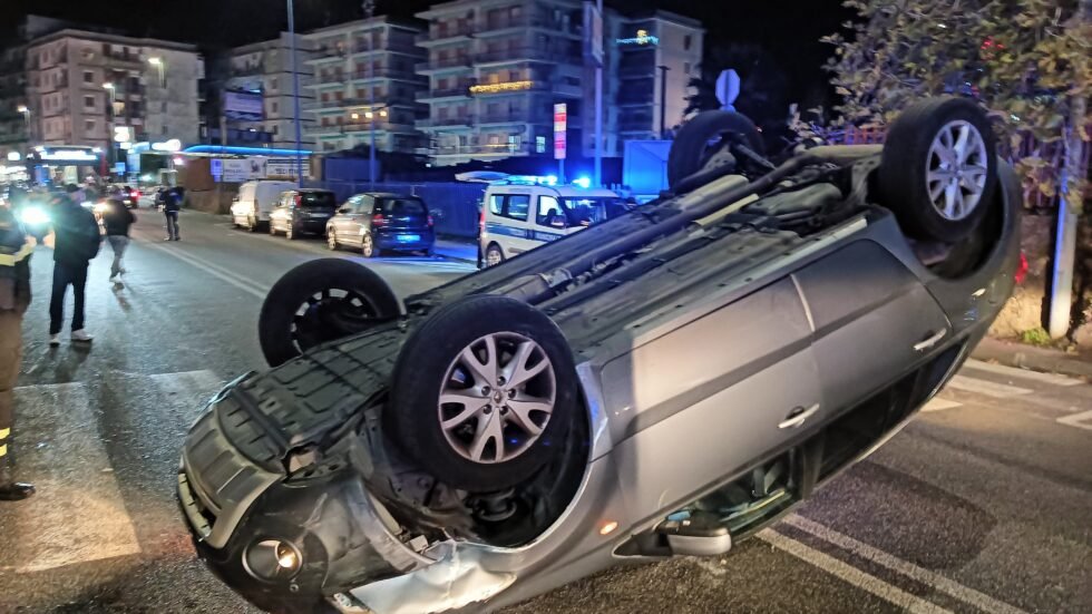 Auto si ribalta in via Adolfo Celi a Messina. Illesi gli occupanti 1 WhatsApp Image 2024 12 26 at 22.43.361