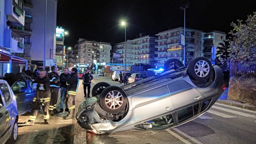 Auto si ribalta in via Adolfo Celi a Messina. Illesi gli occupanti 2 WhatsApp Image 2024 12 26 at 22.43.371