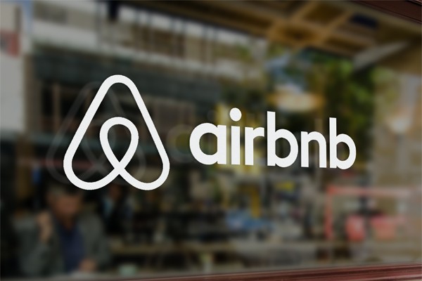 Finta turista occupa da 8 mesi casa affittata su Airbnb per pochi giorni 1 airbnb