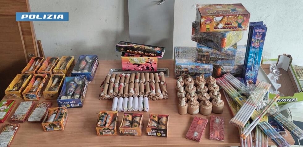 MESSINA, LA POLIZIA DI STATO SEQUESTRA “BOTTI DI CAPODANNO” ILLEGALMENTE DETENUTI 1 botti sequestro messina polizia