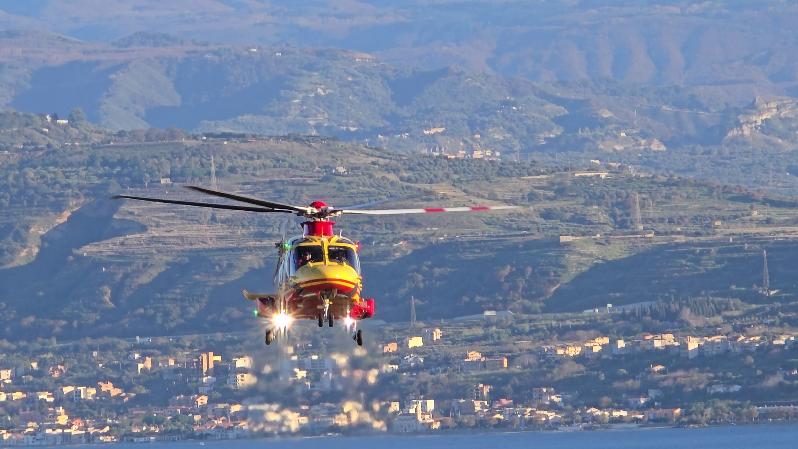 Donna si dà fuoco in auto, ustionata in maniera grave 3 elisoccorso 3