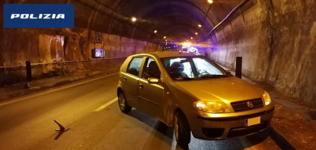 UBRIACO SI FERMA IN GALLERIA IN AUTOSTRADA ME-PA. SENZA PATENTE, ASSICURAZIONE E REVISIONE 2 UBRIACO SI FERMA IN GALLERIA IN AUTOSTRADA ME-PA.