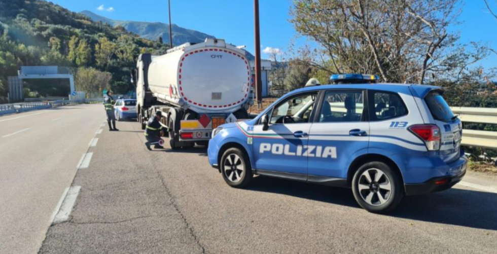 A ZIG - ZAG SULL’A/20 MESSINA - PALERMO. CAMIONISTA UBRIACO CON CARICO INFIAMMABILE FERMATO DALLA POLIZIA STRADALE 1 image 4