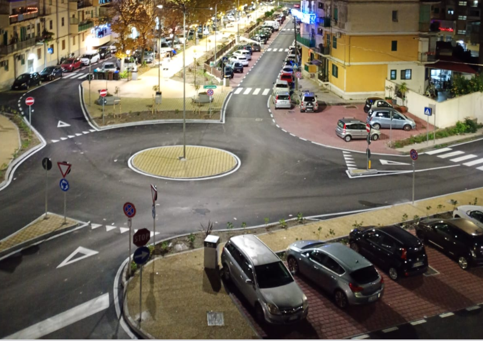 Rotatoria di Villaggio Aldisio, ben tre anni per realizzarla, ma il Consigliere Romeo è soddisfatto del risultato 1 piazzola villaggio aldisio