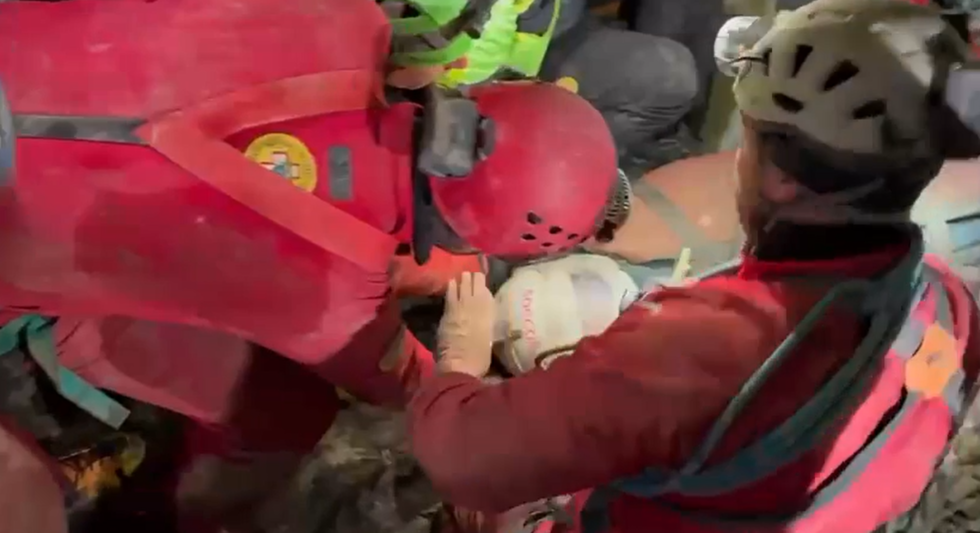 Il momento in cui la speleologa Piana esce dalla grotta 1 salvataggio speleologa piana