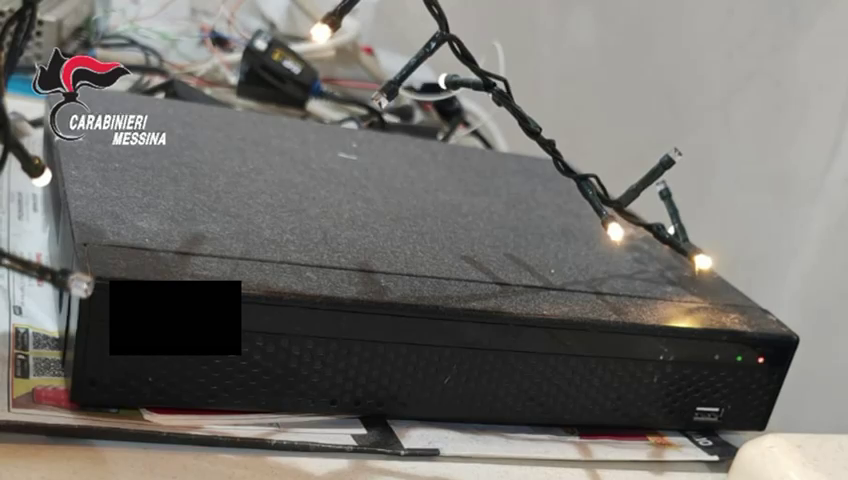 Spacciava in casa, tenendo d’occhio la zona con un sistema di videosorveglianza. 51enne di Messina Sud arrestato dai Carabinieri. 2 vlcsnap 2024 12 10 11h38m06s963