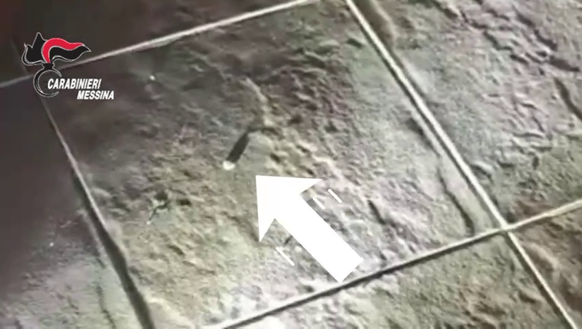 Spacciava in casa, tenendo d’occhio la zona con un sistema di videosorveglianza. 51enne di Messina Sud arrestato dai Carabinieri. 4 vlcsnap 2024 12 10 11h38m31s405
