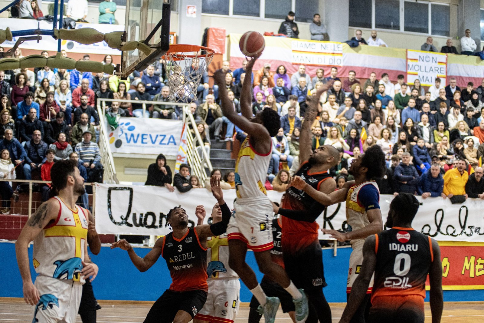 Basket School Messina Viola Reggio Calabria Un canestro di Miaffo