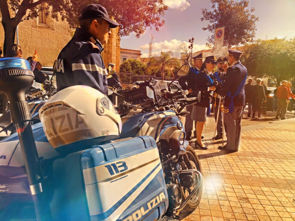 FOTO - Celebrato oggi anche a Messina il santo patrono della Polizia di Stato, Gabriele Arcangelo 1 Moto polizia in 1° piano e agentti in divisa festa