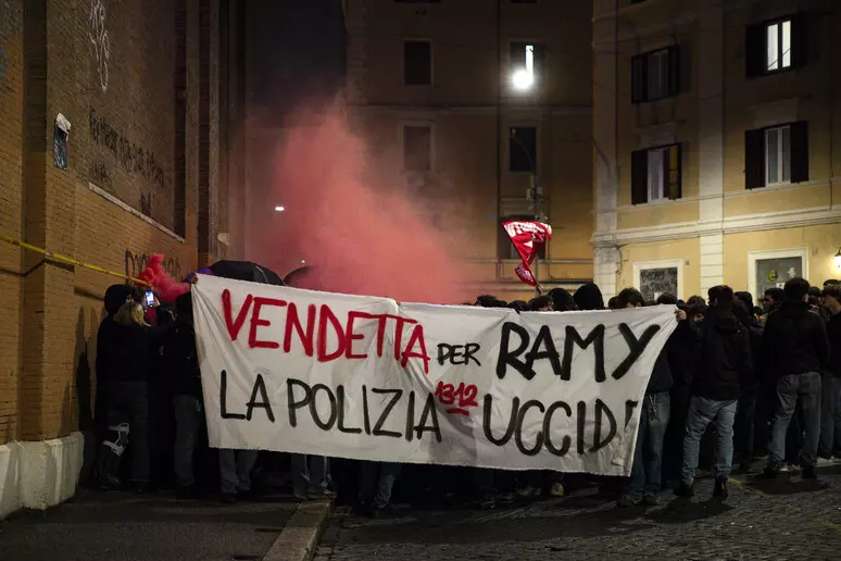 Corteo per Ramy a Roma, bombe carta contro poliziotti: 8 agenti feriti 2 RAMY