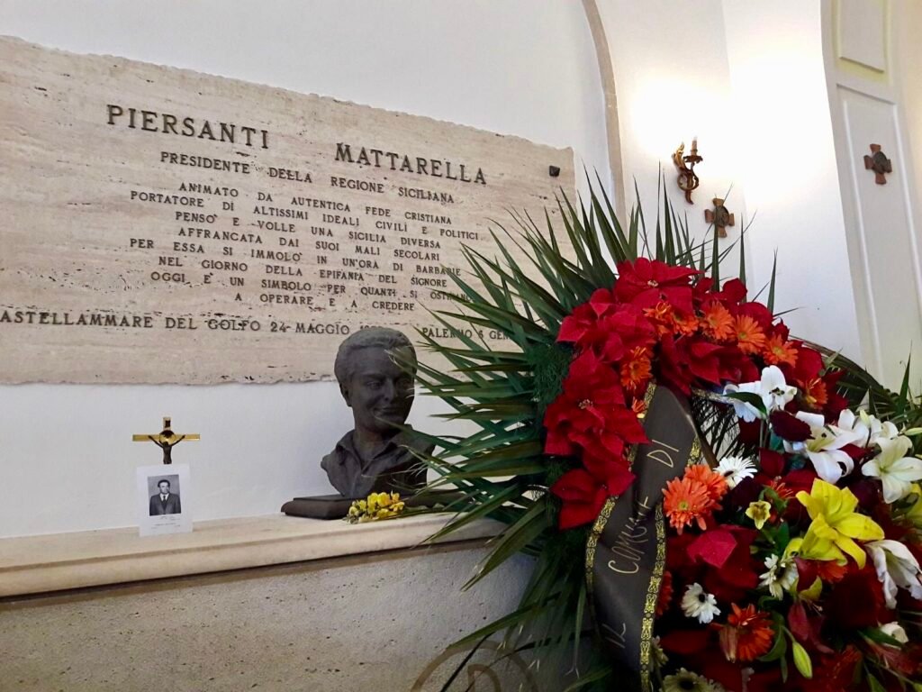 Schifani: "Mattarella volle una Regione con le carte in regola, ora verità e giustizia" 3 Tomba piersanti mattarella
