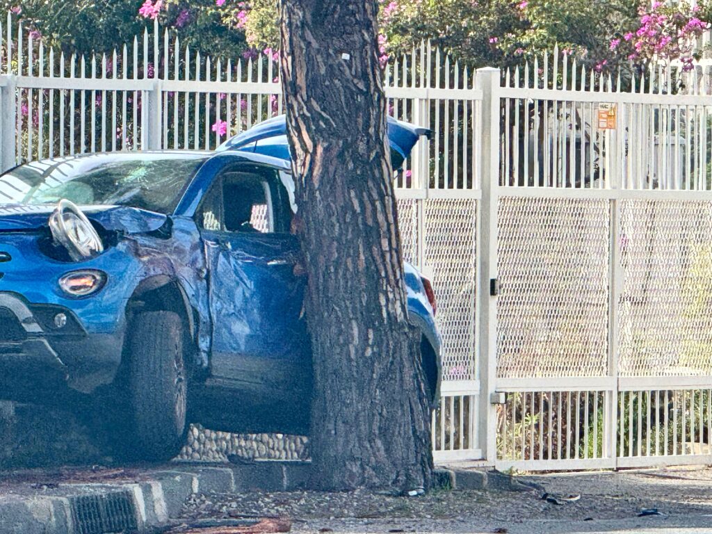 Grave incidente sula Panoramica dello Stretto. Ferito il conducente. A bordo altre due persone 2 WhatsApp Image 2025 01 29 at 12.24.581