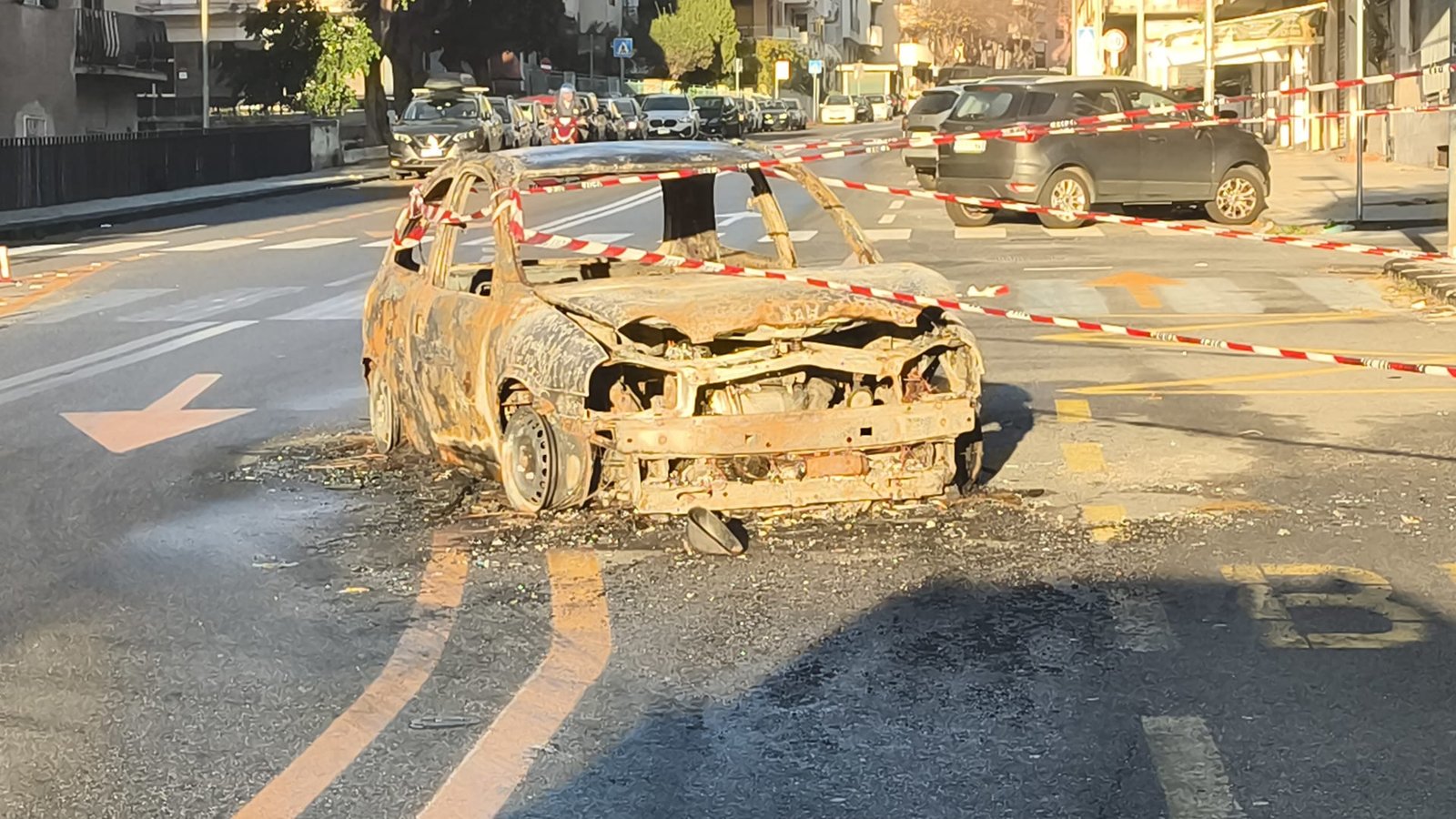 Auto in fiamme in via Pietro Castelli 1 auto in fiamme via pietro castelli