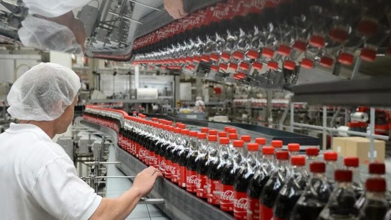 Coca-Cola, maxi richiamo di bottiglie e lattine in Europa: "Troppo clorato"