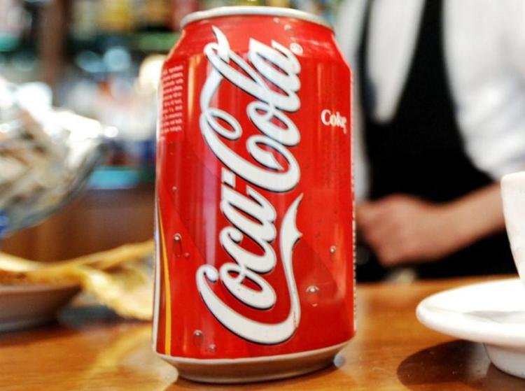 Coca-Cola, maxi richiamo di bottiglie e lattine in Europa: "Troppo clorato" 1 coca cola lattina agenzia fotogramma fgr