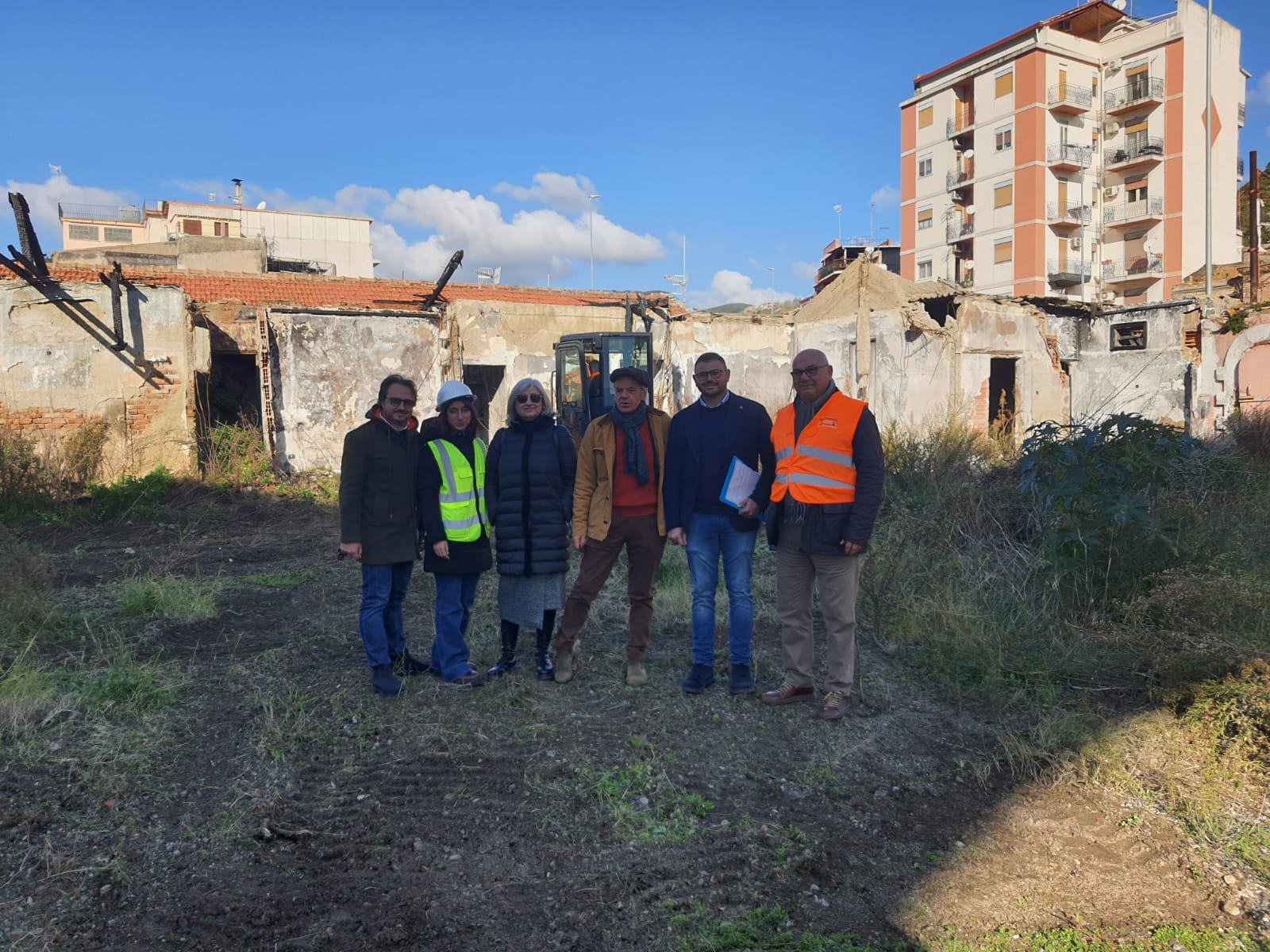 L' ultimo giorno del 2024 sono stati consegnati i lavori per la demolizione della "baraccopoli" di Camaro San Paolo sotto il ponte della ex ferrovia. 2 consegna lavori camaro sottomontagna